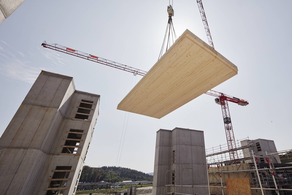 Montage der Deckenelemente an den Treppenhauskern