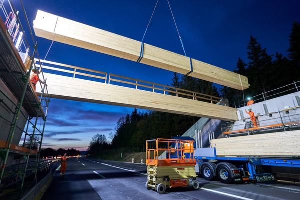 ...und werden in einem Stück auf die Betonfundamente gesetzt.(Fotos: Nils Sandmeier)
