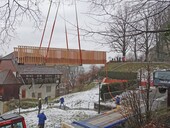 Ein Kran hob die 10,5 Meter lange Brücke an die richtige Stelle