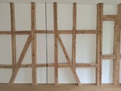 Les murs à colombages à l'intérieur et à l'extérieur dominent la conception structurelle.