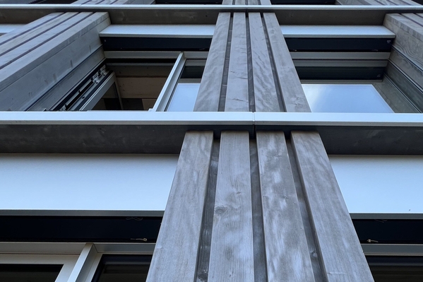 Façade en bois avec traitement de surface.