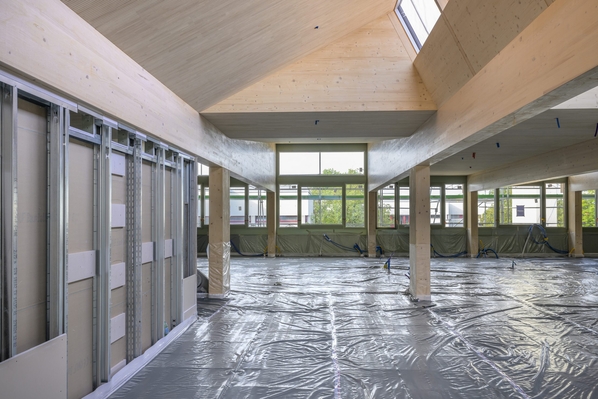 Innenansicht mit Holz-Konstruktion und akustisch wirksamen Lignotrend- Deckenelementen