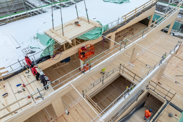 Das umfangreiche Holz-Raumprogramm wird aufgerichtet