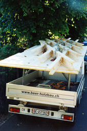 Anlieferung zusammengeklappter Trägerrost