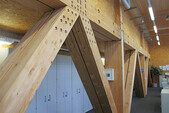 Poutres en treillis dans l'aile des bureaux