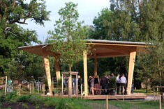 Un pavillon en bois près du parc municipal d&#039;Uster donne le ton